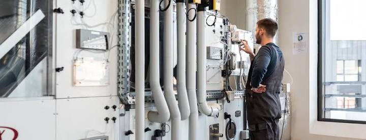 Contrat de maintenance P2 chauffage, ventilation et climatisation tertiaire dans l'Ain : guide complet 2026 pour Bourg-en-Bresse, Oyonnax, Ambérieu, Belley, Meximieux, Miribel, Trévoux, Bellegarde, Gex, Ferney-Voltaire et Châtillon-sur-Chalaronne